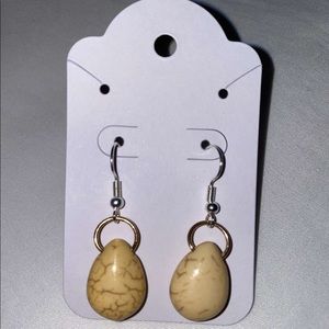 Beige marbled earrings